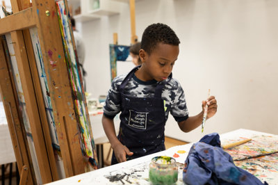 Een jongetje tijdens een schilderworkshop, foto Brenda Roos